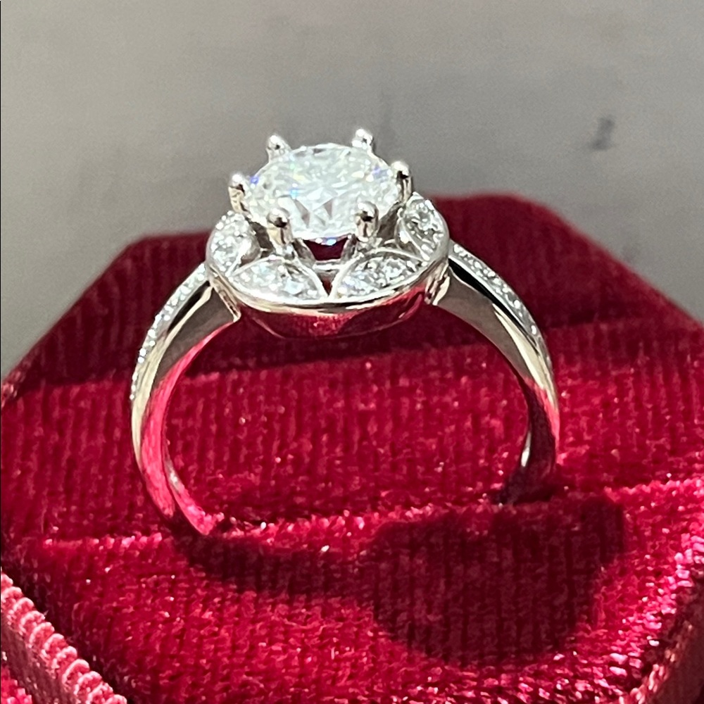 Elegant 1.2ct Silver Women's Ring